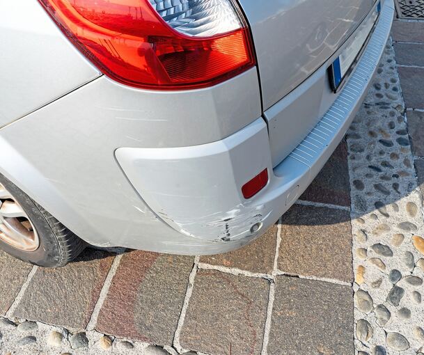 Der Verursacher ist offenbar entgegen der Fahrtrichtung durch die Solitudestraße gefahren.