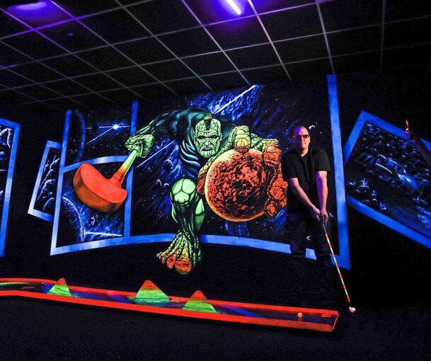 „Ohne 3-D-Brille können Sie auch spielen, mit macht es aber mehr Spaß“: Thomas Teis in seiner Indoor-Minigolf-Anlage am Asperger Bahnhof. Foto: Ramona Theiss