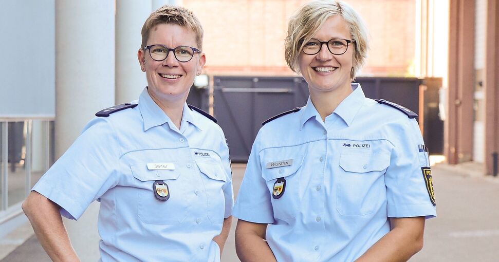 Karen Seiter (links) und Veronika Wurzler sind Ansprechpersonen für gleichgeschlechtliche Lebensweisen. Sie wollen innerhalb der Polizeibehörde für einen sensiblen Umgang mit Menschen der LSBTI-Community sensibilisieren. Foto: Polizeipräsidium Ludwigsburg