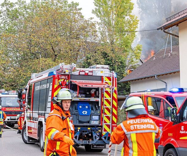 Die Flammen schlagen aus dem Gebäude. K.Schmalz@KS-Images.de