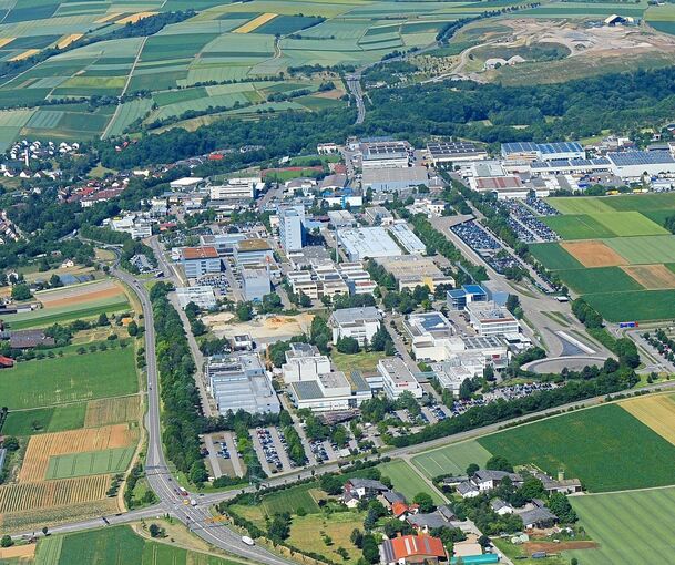 Schwieberdinger Gewerbegebiet mit Bosch, das erweitert werden soll. Zu den Interessenten gehört auch Porsche. Archivfoto: Kuhnle
