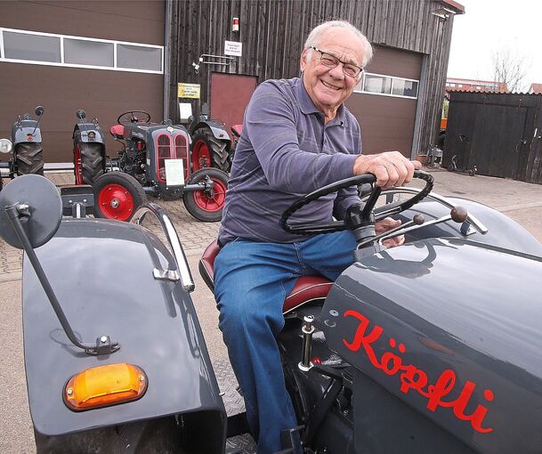 Werner Danner mit seiner Parade der seltenen Köpfli-Traktoren. Außen sind sie alle gleich, aber alle haben anderen Motoren.Fotos: Alfred Drossel