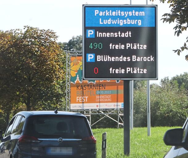 Das Parkleitsystem funktioniert nicht richtig: Eigentlich dürfte es nicht 0 freie Plätze anzeigen, sondern den nächstgelegenen freien Parkplatz. Archivfoto: Ramona Theiss