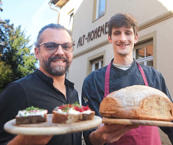 Brot spielt bei der Krone eine große Rolle: Markus Fetzer (links) backt, Fabrice Kraus kreiert in der Küche leckere Aufstriche. Fotos: Ramona Theiss