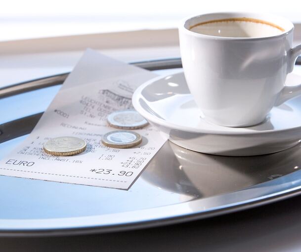 Der Espresso ist ausgetrunken – doch wie viel Trinkgeld ist jetzt angemessen? Foto: 0pidanus/stock.adobe.com