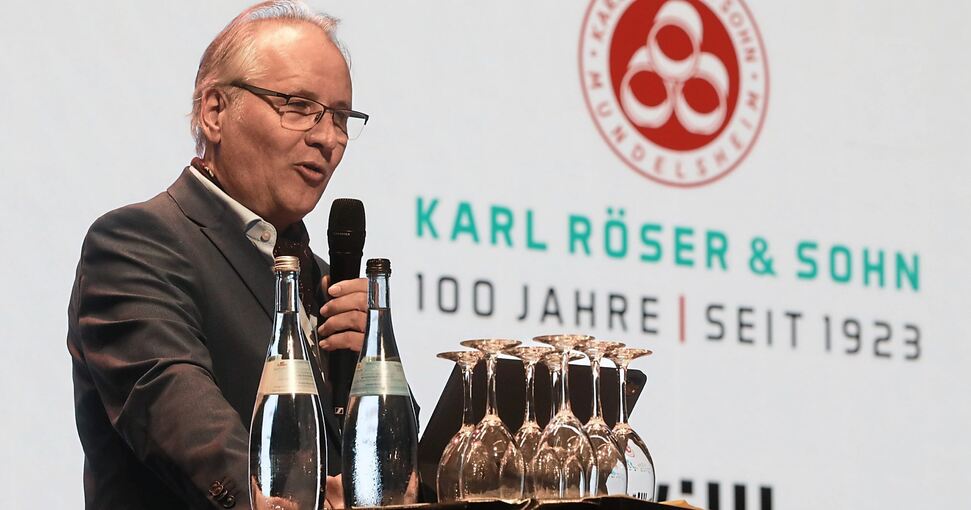 Geschäftsführer Jürgen Röser begrüßt die zahlreichen Gäste .
