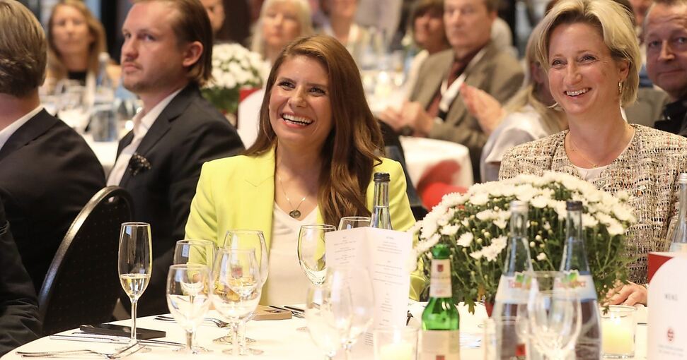 Die designierte Nachfolgerin von Geschäftsführer Jürgen Röser, Tochter Sarna Röser, mit Wirtschaftsministerin Nicole Hoffmeister-Kraut (rechts).