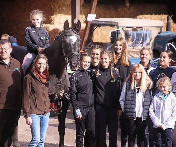 Patrick und Sabine Schülke (links) mit Reitschülerinnen und der Hannoveranerstute „Afrika“.Fotos: Alfred Drossel