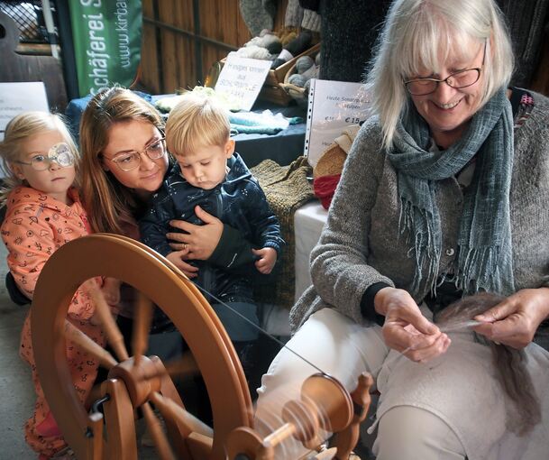 Gerda Bayer aus Horrheim zeigt, wie die Arbeit am Spinnrad funktioniert.