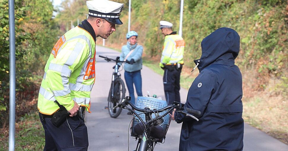 Beamte des Polizeireviers Vaihingen suchten den Dialog mit den Radlern und gaben wertvolle Tipps für eine sichere Teilnahme am Straßenverkehr.Foto: Alfred Drossel
