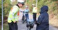 Beamte des Polizeireviers Vaihingen suchten den Dialog mit den Radlern und gaben wertvolle Tipps für eine sichere Teilnahme am Straßenverkehr.Foto: Alfred Drossel