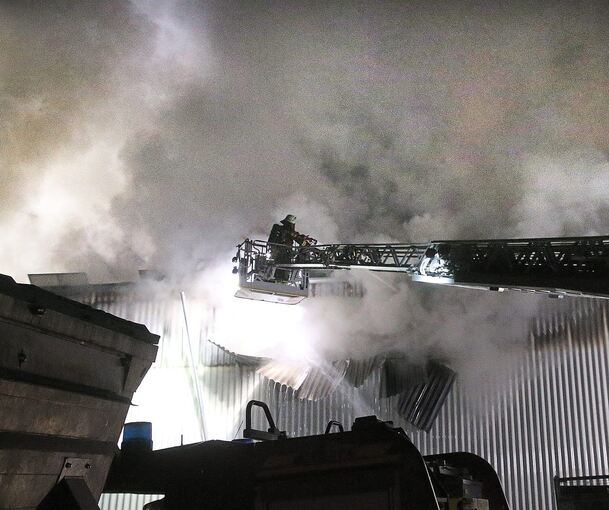 Dichter Rauch steht über dem Entsorgungszentrum in Kirchheim. Fotos: Alfred Drossel
