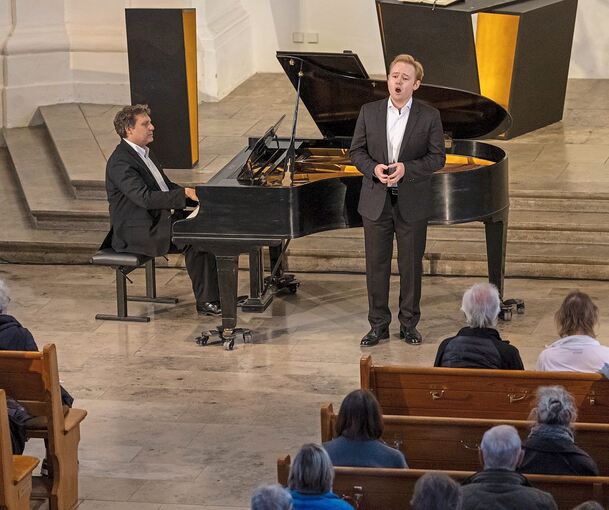 Kultiviertes Timbre, feine Artikulation: Olivier Nilles singt, begleitet von Pianist Robert Bärwald, beim Konzert der Haake-Stiftung. Foto: Andreas Essig