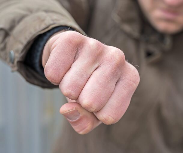 Warum die Jugendlichen aufeinander losgingen, ist unklar. Symbol