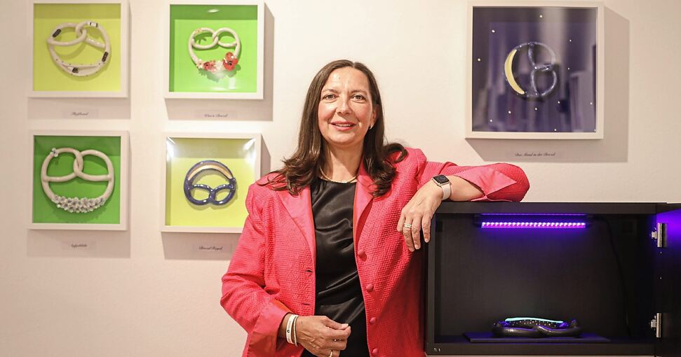 Brezel-Queen Birgit Stengel zeigt ihre Brezel-Collagen im Brezelmuseum in Erdmannhausen. Fotos: Ramona Theiss