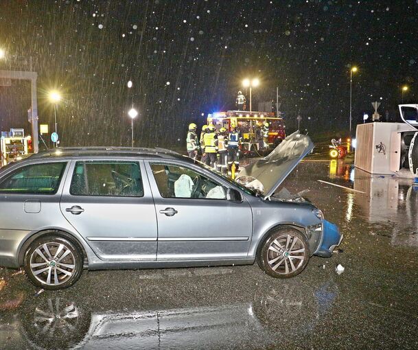 Der weiße Transporter (hinten rechts) kippte bei dem Unfall auf die Seite. Foto: Andreas Rometsch/KS-Images.de