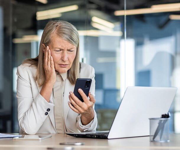 Eine Nachricht auf dem Smartphone führte dazu, dass eine Frau 2200 Euro verlor. Symbolbild: Adobe Stock