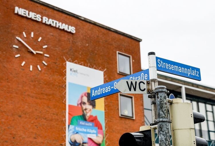 Ermittlungen nach schwerem Unfall vor Kieler Rathaus Ermittlungen nach schwerem Unfall vor Kieler Rathaus