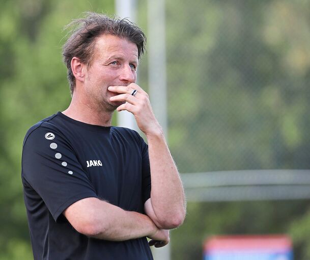 Nachdenklich: Benningens Trainer Tobias Büttner. Foto: Baumann