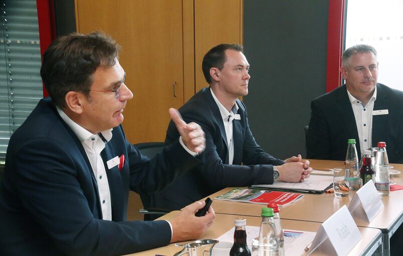 Präsentieren den Wohnmarktbericht 2023 (von links): Vorstandsmitglied Thomas Raab, Christopher Gentzcke (Abteilungsdirektor Immobiliencenter) sowie Matthias Wörwag (Leiter Immobilienhandel). Foto: Alfred Drossel