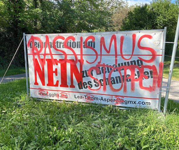 Transparente der Bürgerinitiative sind beschmiert worden. Foto: privat
