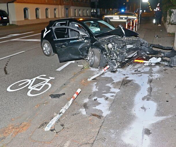 Die Unfallstelle sieht aus wie ein Trümmerfeld. Foto: Andreas Rometsch/KS-images.de