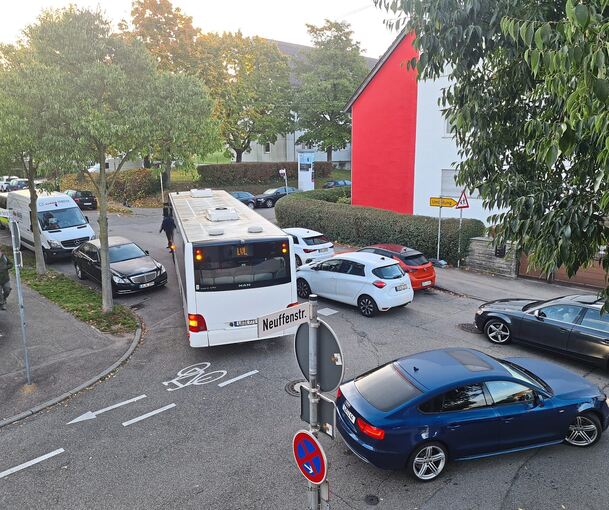 Eine Stunde ging an der Kreuzung Elmar-Doch-/Neuffenstraße gar nichts mehr, nachdem ein Bus ein Auto gestreift hatte. Foto: privat