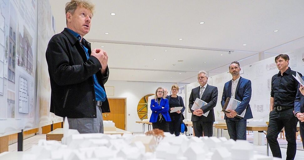 Der Vorsitzende des Preisgerichts, Thorsten Kock, stellt den Siegerentwurf vor. Foto: Holm Wolschendorf
