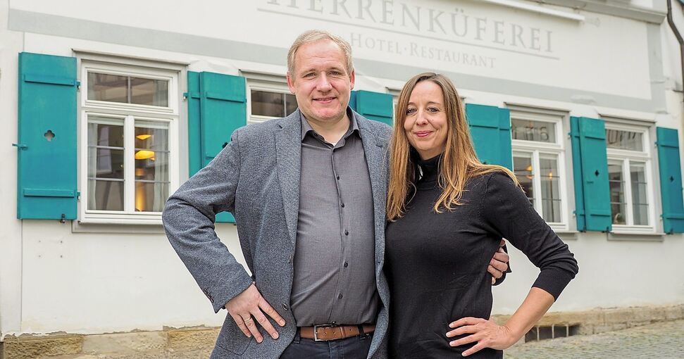 „Diese Chance gibt es nur einmal im Leben“: Nadja und Joachim Blank, die neuen Pächter vor dem Traditionsrestaurant Herrenküferei in Markgröningen. Foto: Holm Wolschendorf