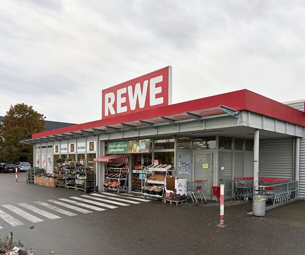 Größer und moderner soll der Rewe-Markt werden. Dafür ist ein Grundstückstausch notwendig. Fotos: Andreas Becker