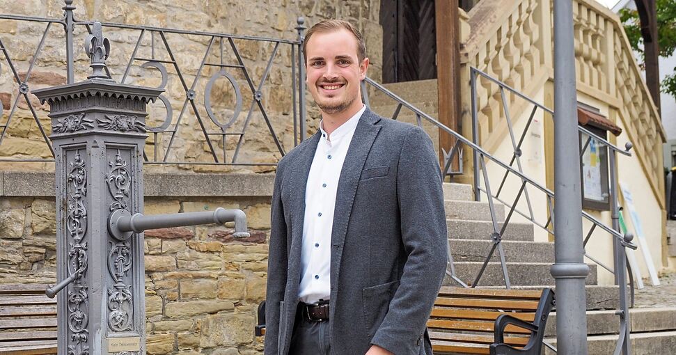 „Schwieberdingen hat genau die richtige Größe, die ich mir zutraue, und zwar bis zur Pension“: Bürgermeisterkandidat Ron Keller am Brunnen vor der Georgskirche. Foto: Holm Wolschendorf