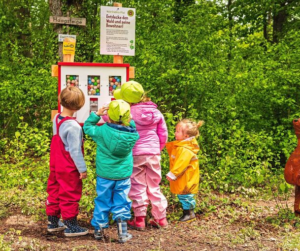 Einfach für 50 Cent eine Kugel aus dem Automaten ziehen ...Fotos: Heiko Potthoff