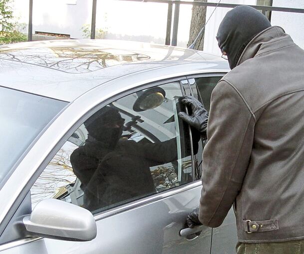 Unbekannte haben einen Volvo in Egloseim aufgebrochen. Foto: Jens Schierenbeck/dpa