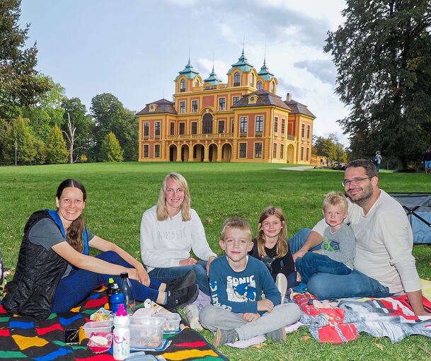 Im Gegensatz zu Wald und Lichtungen darf man die Wiese rund um das Schloss betreten und sich dort mit Decken ausbreiten. Foto: Holm Wolschendorf