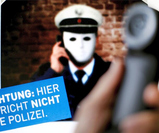 Anrufer gaukelten der 76-Jährigen in Ditzingen vor, dass ihr Geld auf der Bank nicht mehr sicher ist. Symbolbild: Martin Gerten/dpa