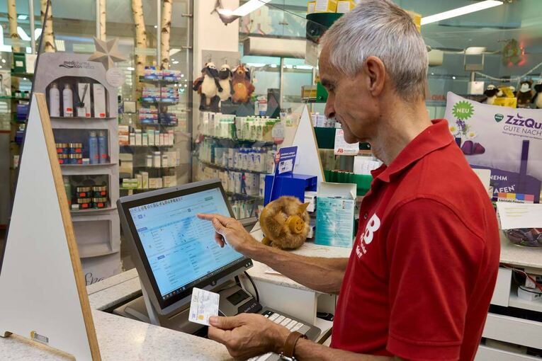 So wär’s am einfachsten: Die Verschreibung wird in der Apotheke von der elektronischen Gesundheitskarte ausgelesen. Foto: Andreas Becker