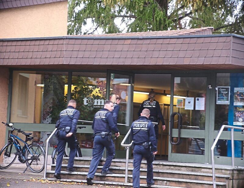 Die Polizei hat das Schulgebäude untersucht.