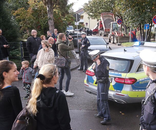 Die Polizei war mit einem Großaufgebot an der Realschule. Foto: Alfred Drossel