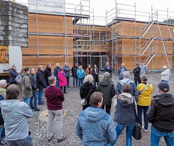 Bei der öffentlichen Begehung stellten Bürger Fragen zu Sicherheit und Müll. Foto: Holm Wolschendorf