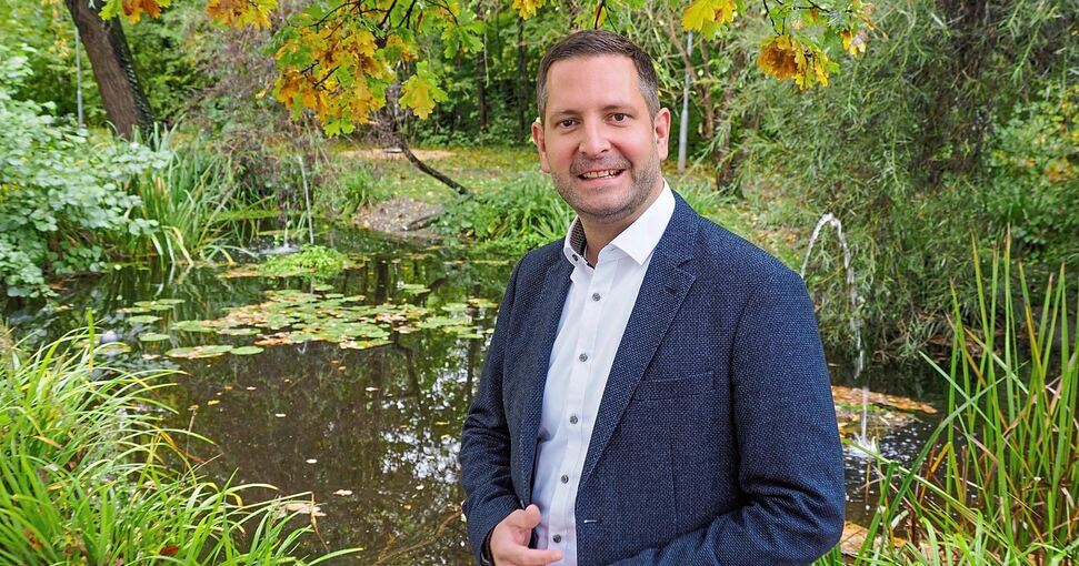 „Die Lage in Schwieberdingen ist gerade sehr dynamisch“: Bürgermeisterkandidat Stefan Benker am Teich hinter dem Rathaus. Foto: Holm Wolschendorf