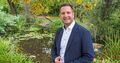 „Die Lage in Schwieberdingen ist gerade sehr dynamisch“: Bürgermeisterkandidat Stefan Benker am Teich hinter dem Rathaus. Foto: Holm Wolschendorf