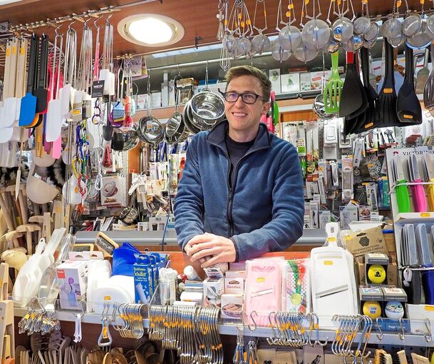 Haushaltswaren hat Daniel Strohbach im Angebot. Fotos: Holm Wolschendorf