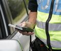 Die Polizei kontrolliert unter anderem auch möglichen Alkoholkonsum. Symbol