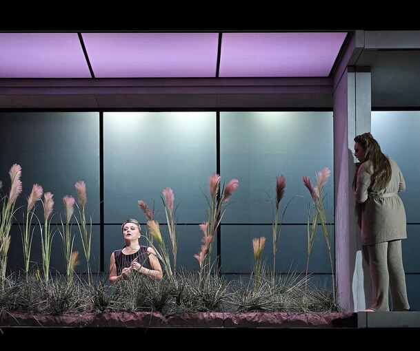 Zwischen Hoffnung, Erwartung und Widerstand: „Die Frau ohne Schatten“ im Opernhaus. Foto: Matthias Baus/p