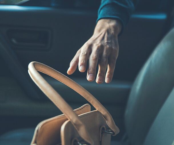 Die Männer haben vermutlich aus weiteren Fahrzeugen Wertgegenstände gestohlen.