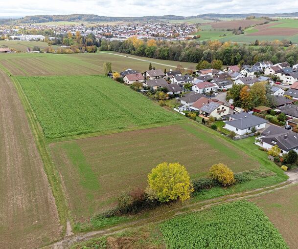Das hier am Ortsrand von Hof geplante Wohngebiet pausiert derzeit. Foto: Holm Wolschendorf