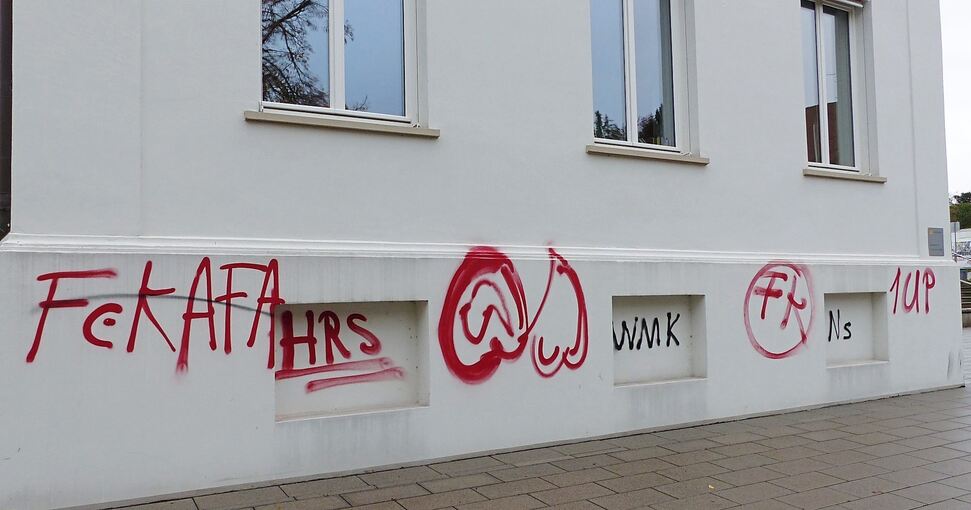 Mehrere Außenwände der Grundschule Oßweil wurden besprüht. Foto: privat