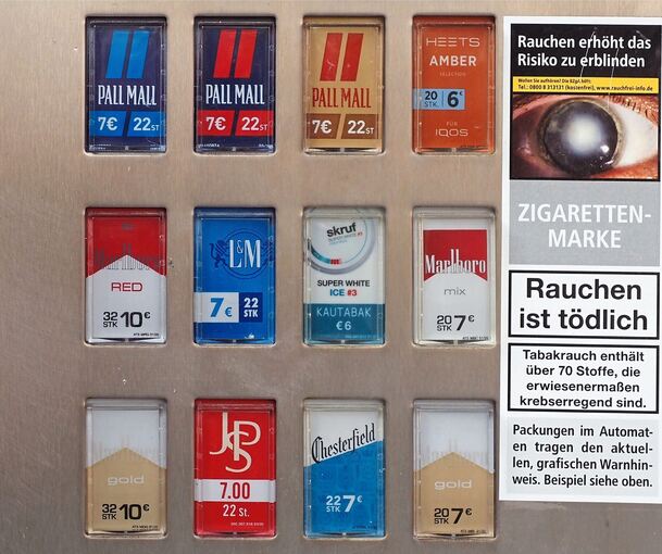 Unbekannte haben einen Zigarettenautomaten geklaut und aufgebrochen. Unbekannte haben einen Zigarettenautomaten geklaut und aufgebrochen.