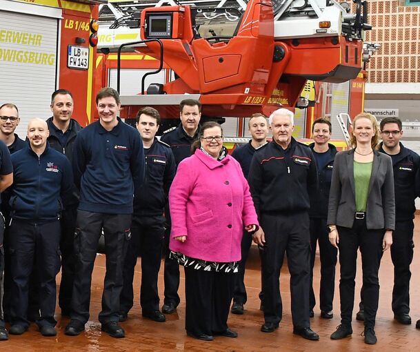 Versammelte Mannschaft antreten: Niki Nadine Lang (2.v.r.) ist neue Fachbereichsleiterin und die allererste Frau in einer Führungsposition bei der Feuerwehr. Links neben ihr steht Feuerwehrkommandant Hans-Peter Peifer und neben ihm in leuchtendem Pin