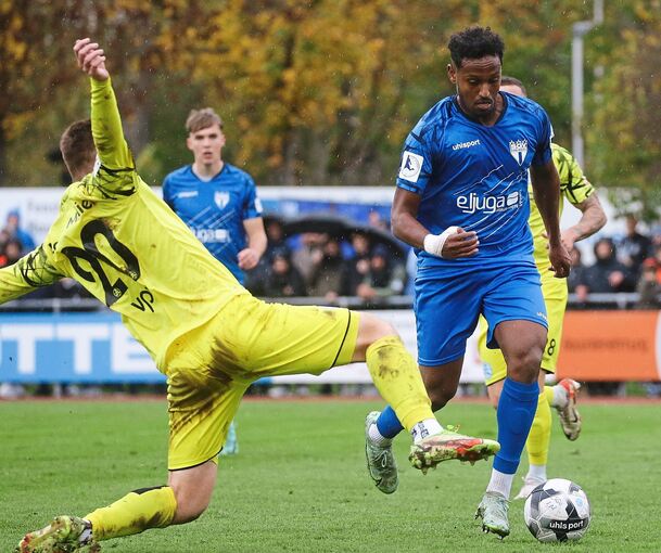 Kickers-Rechtsverteidiger Leon Maier (links) fährt das Bein aus, um den Freiberger Angreifer Joel Gerezgiher zu stoppen. Foto: Baumann